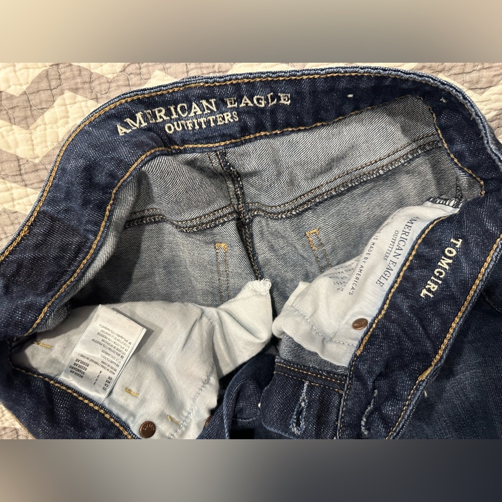 American Eagle Tomgirl Button Fly Distressed Jeans size 2 - Picture 2 of 2